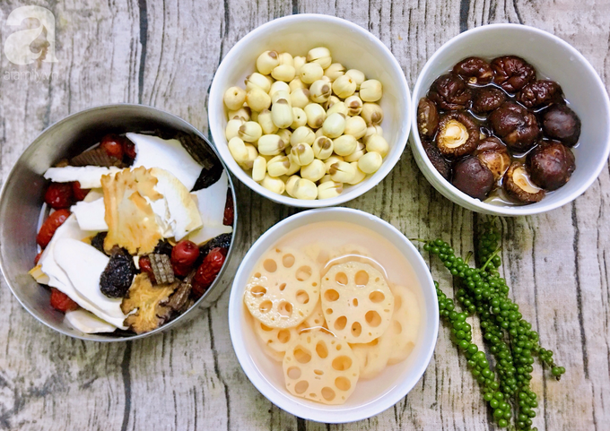 Cuối tuần bồi bổ sức khỏe cho cả nhà với món chân giò hầm thuốc bắc mềm ngon khó cưỡng - Ảnh 3. Cuối tuần bồi bổ sức khỏe cho cả nhà với món chân giò hầm thuốc bắc mềm ngon khó cưỡng - Ảnh 3.