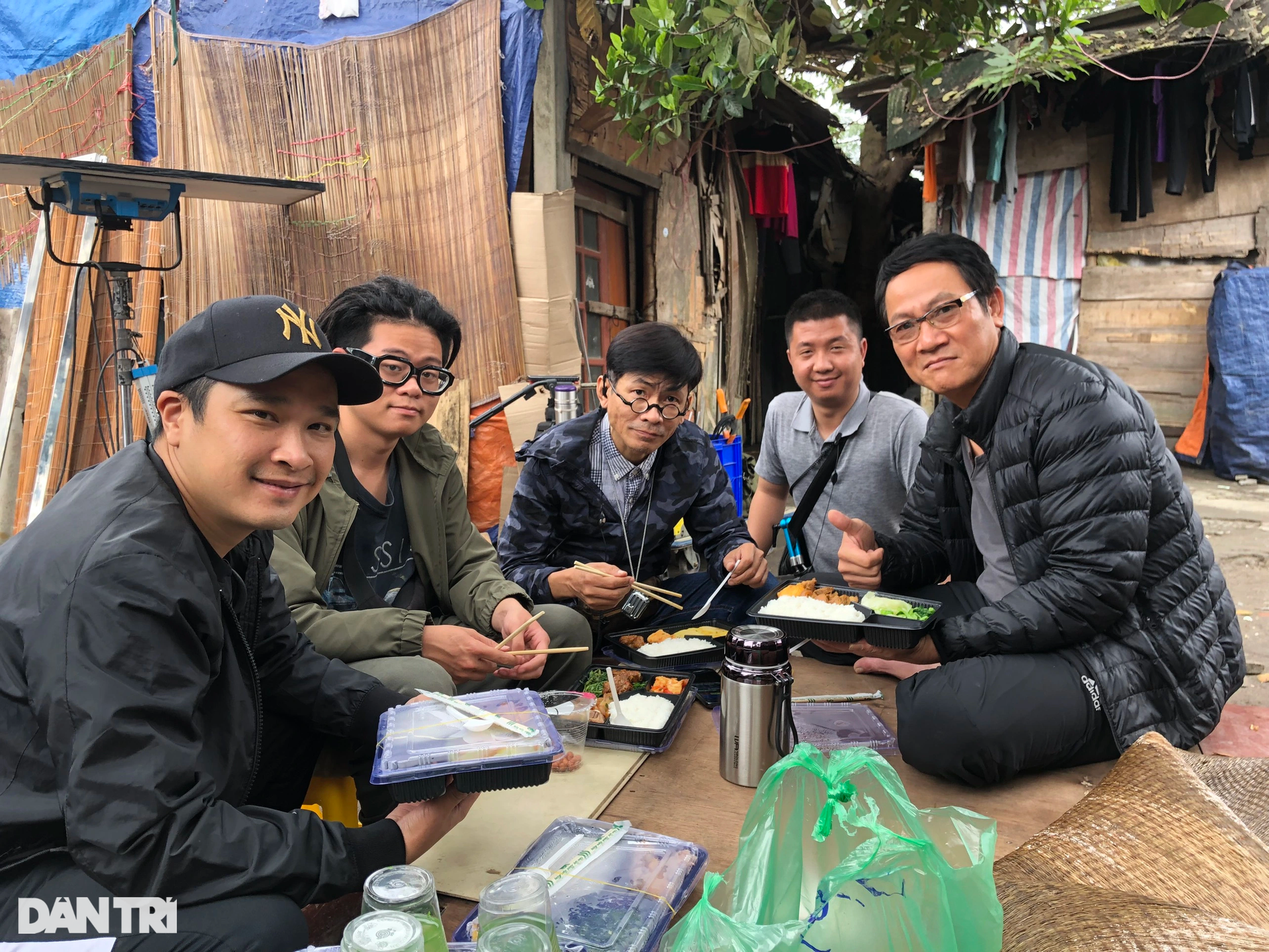 Hoàng Hải chở NSƯT Thanh Quý trên xe máy cà tàng, ngủ cạnh bãi rác - 12 Hoàng Hải chở NSƯT Thanh Quý trên xe máy cà tàng, ngủ cạnh bãi rác - 12