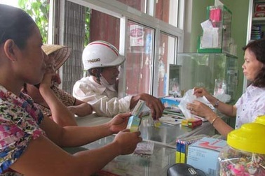 Tác dụng phụ thường gặp khi dùng kháng sinh tra, nhỏ mắt  