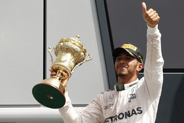 Lewis Hamilton thắng nhẹ nhàng tại sân nhà
