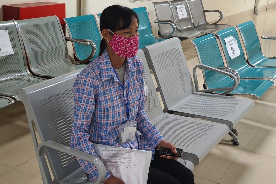 Người mẹ ung thư nghẹn ngào xin các nhà hảo tâm thương 3 đứa con thơ dại - 1 Người mẹ ung thư nghẹn ngào xin các nhà hảo tâm thương 3 đứa con thơ dại - 1