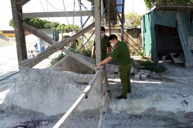 Hà Nội: Công an lập rào cứng, "khóa" trạm trộn bê-tông gây ô nhiễm