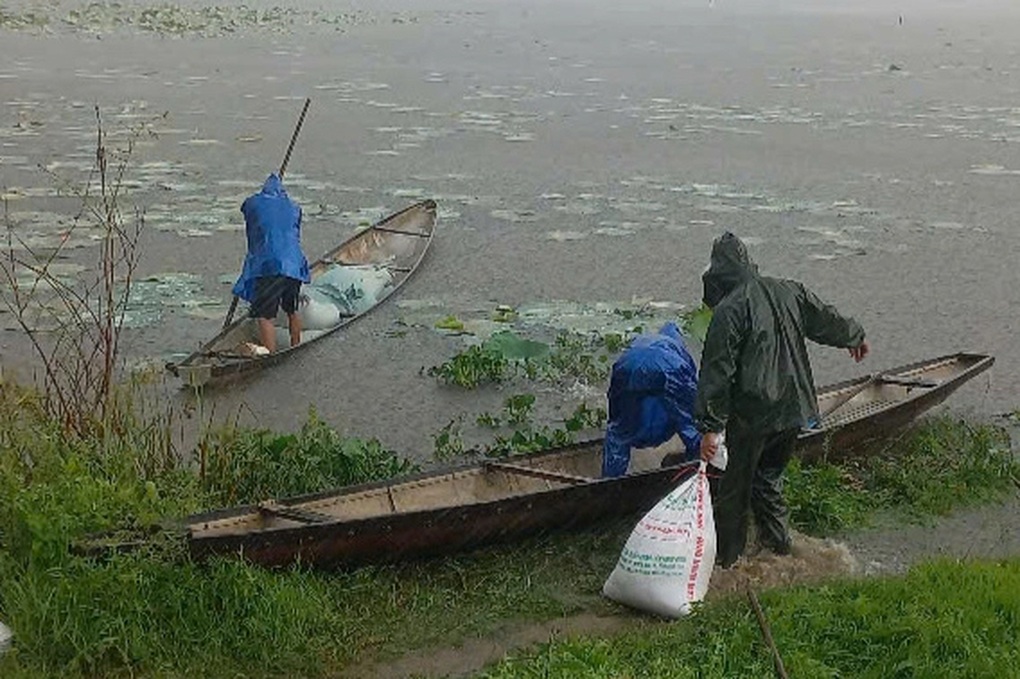 Thuyền chở 3 người đi xây lăng mộ chìm trong mưa lũ - 1 Thuyền chở 3 người đi xây lăng mộ chìm trong mưa lũ - 1