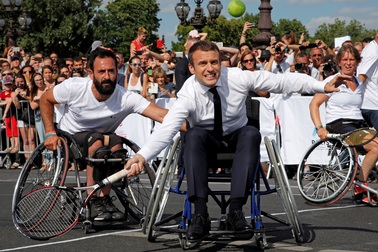 Tổng thống Pháp “lăn xả” trong trận đấu quần vợt trên xe lăn