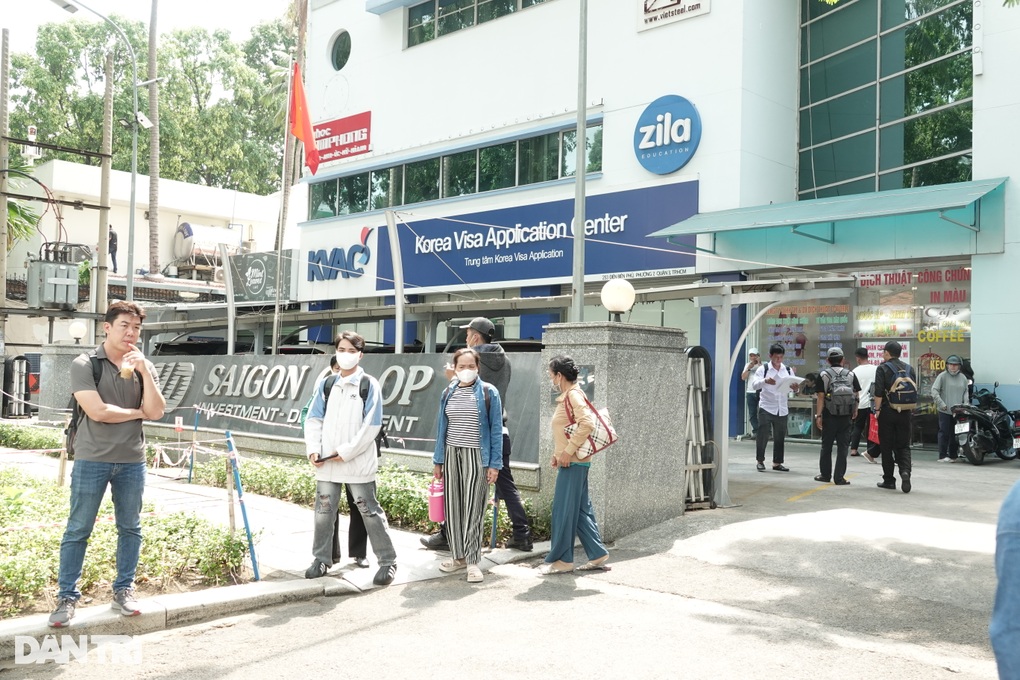 Lao động Việt đi 250km, thức trắng đêm chờ xin visa đi Hàn Quốc làm nông - 6 Lao động Việt đi 250km, thức trắng đêm chờ xin visa đi Hàn Quốc làm nông - 6