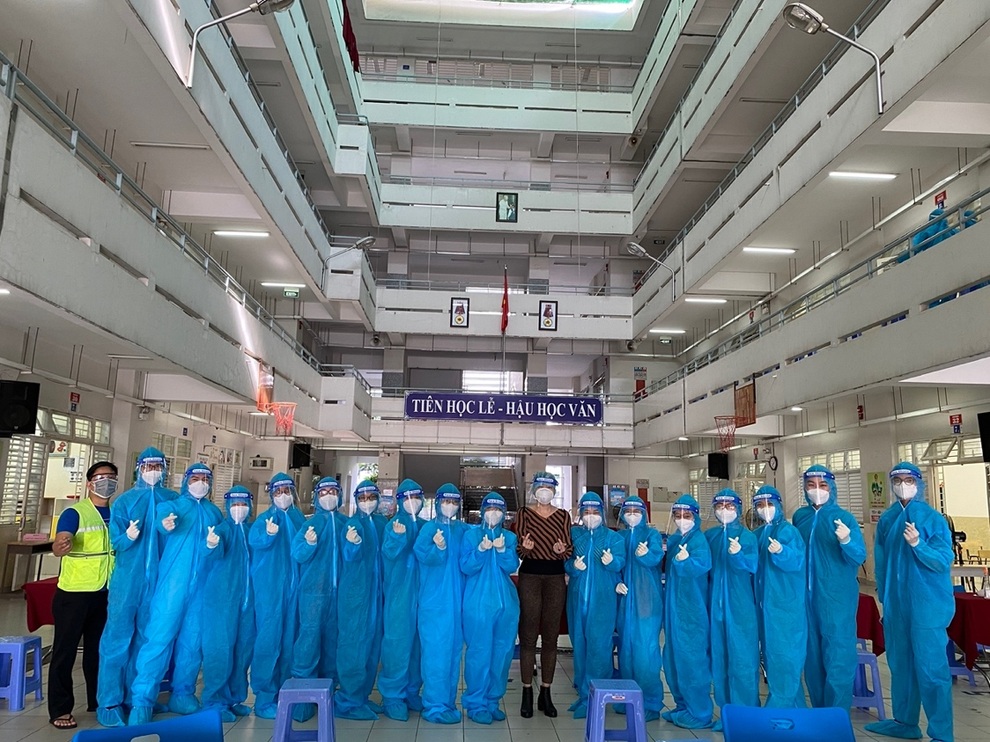 Điệu nhảy hài hước, đáng yêu của ba tình nguyện viên gây bão mạng - 1 Điệu nhảy hài hước, đáng yêu của ba tình nguyện viên gây bão mạng - 1