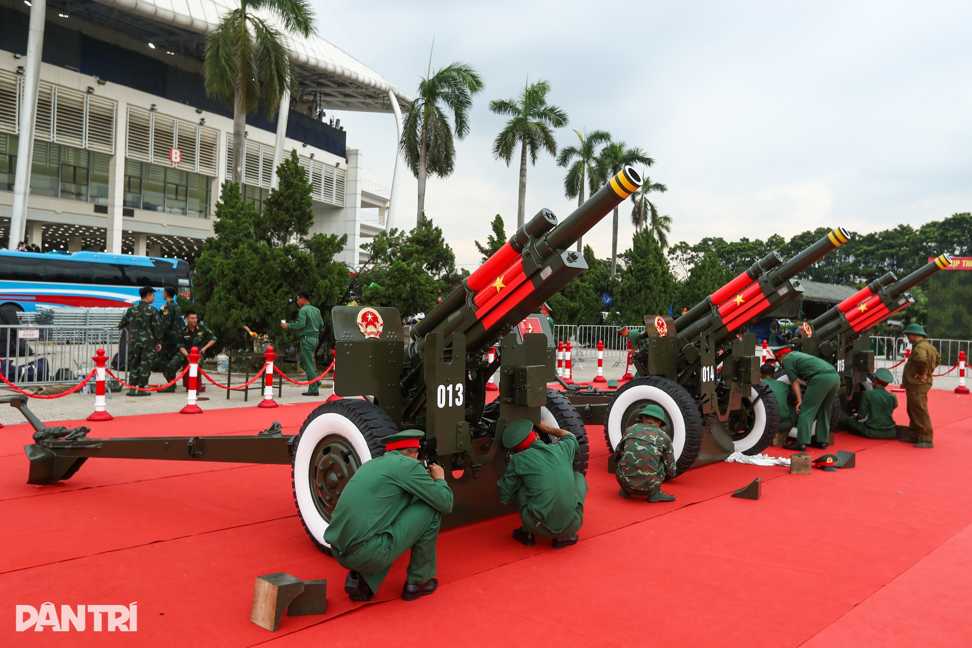 Người dân đổ về sân Mỹ Đình chiêm ngưỡng khí tài quân sự và dàn pháo lễ - 5 Người dân đổ về sân Mỹ Đình chiêm ngưỡng khí tài quân sự và dàn pháo lễ - 5