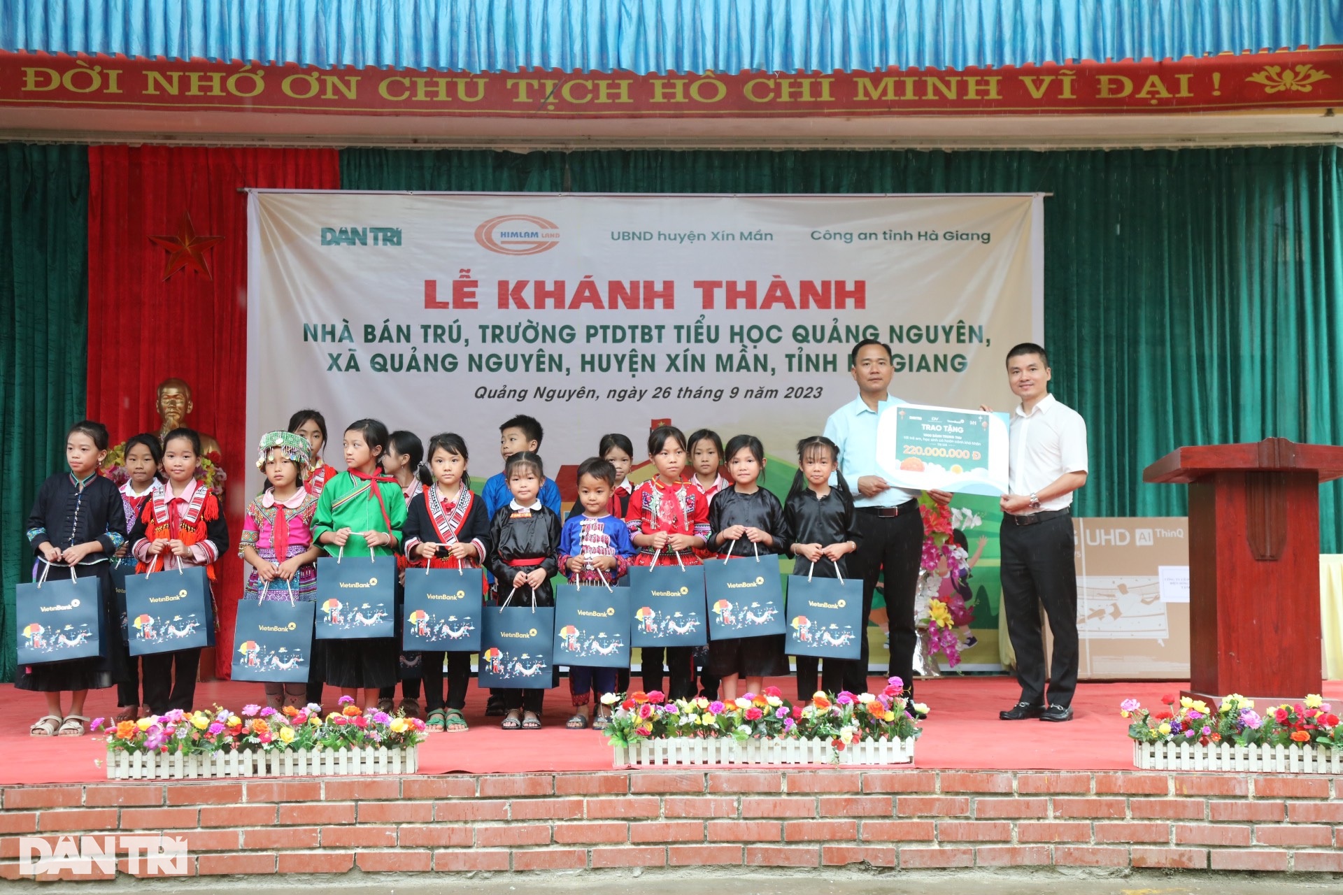 Khánh thành nhà bán trú ở Xín Mần, học sinh không còn lo rét khi đông về - 7 Khánh thành nhà bán trú ở Xín Mần, học sinh không còn lo rét khi đông về - 7
