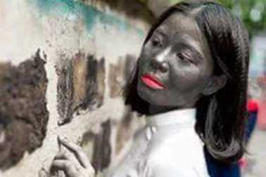 Lạ lùng bức ảnh kỷ yếu nữ sinh... mặt đen thui