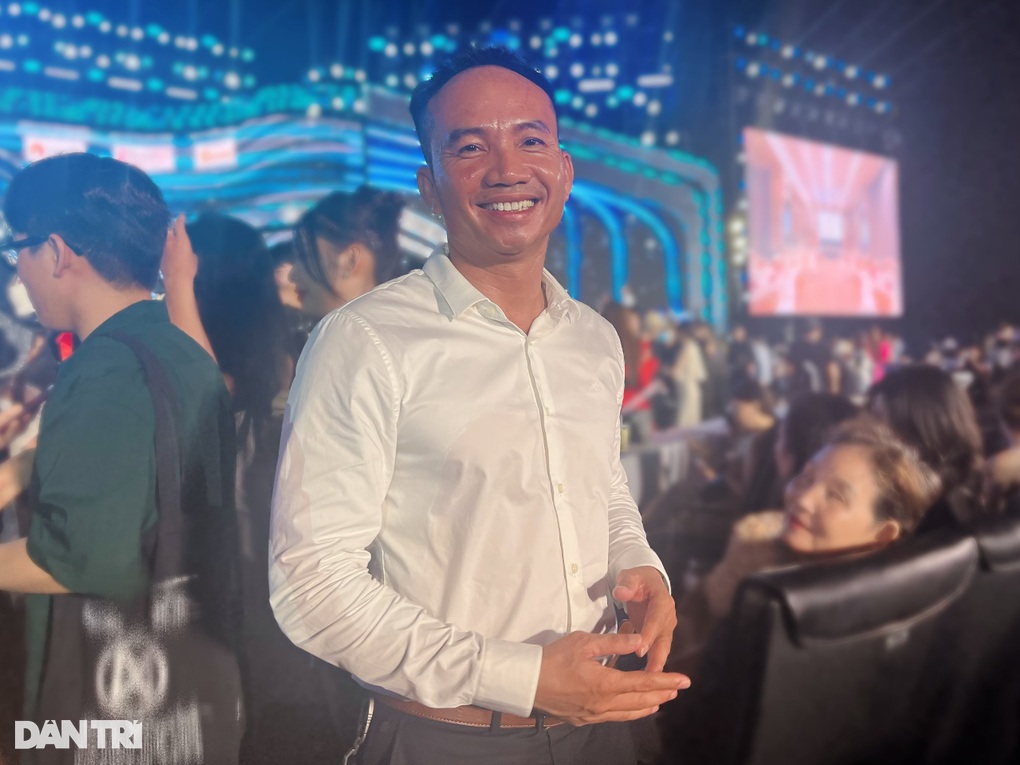 Bố giám đốc của Hoa hậu Ý Nhi: Đi cùng 30 người, không dám xem con thi - 1 Bố giám đốc của Hoa hậu Ý Nhi: Đi cùng 30 người, không dám xem con thi - 1