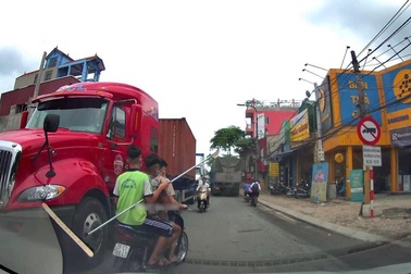 Hà Nội: Triệu tập nhóm thanh niên mang dao phóng đến trường để đánh nhau