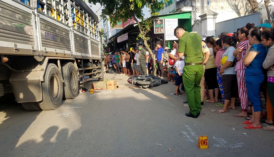 Ngã trước đầu xe tải, 2 người bị cán tử vong - 1 Ngã trước đầu xe tải, 2 người bị cán tử vong - 1