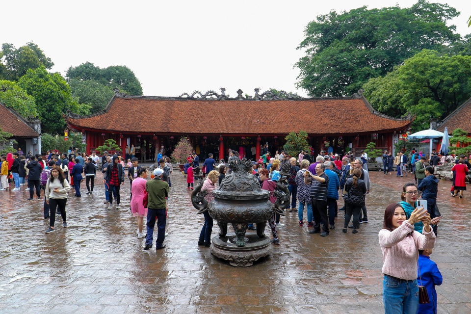 Mưa lạnh người dân vẫn đổ về Văn Miếu xin chữ đầu năm - 2 Mưa lạnh người dân vẫn đổ về Văn Miếu xin chữ đầu năm - 2