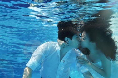 Khoảnh khắc tuyệt đẹp của các cặp đôi dưới nước