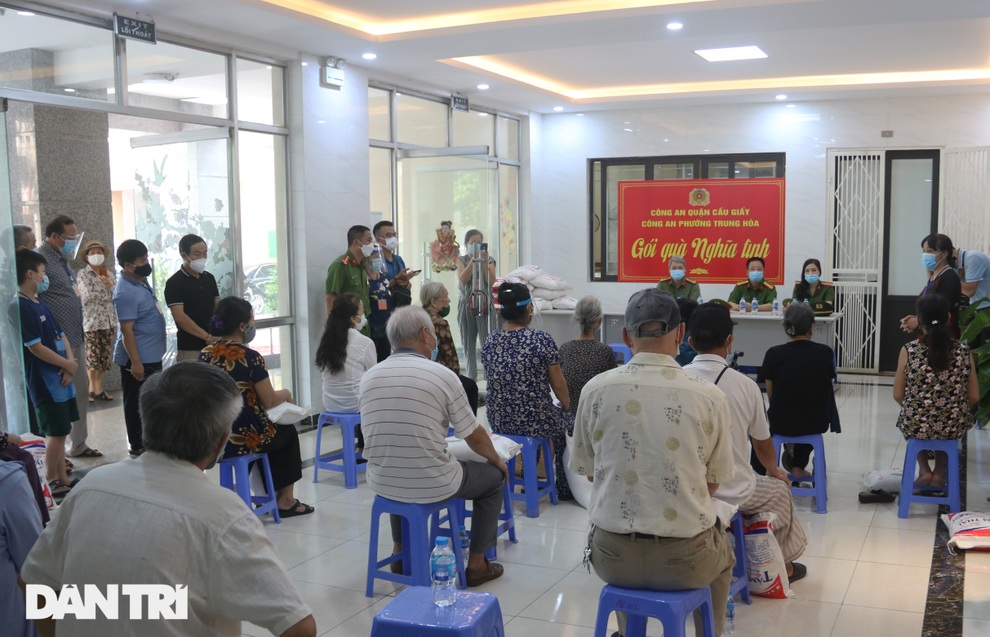 Công an Hà Nội tặng nhiều suất quà tới người già neo đơn gặp khó khăn - 1 Công an Hà Nội tặng nhiều suất quà tới người già neo đơn gặp khó khăn - 1