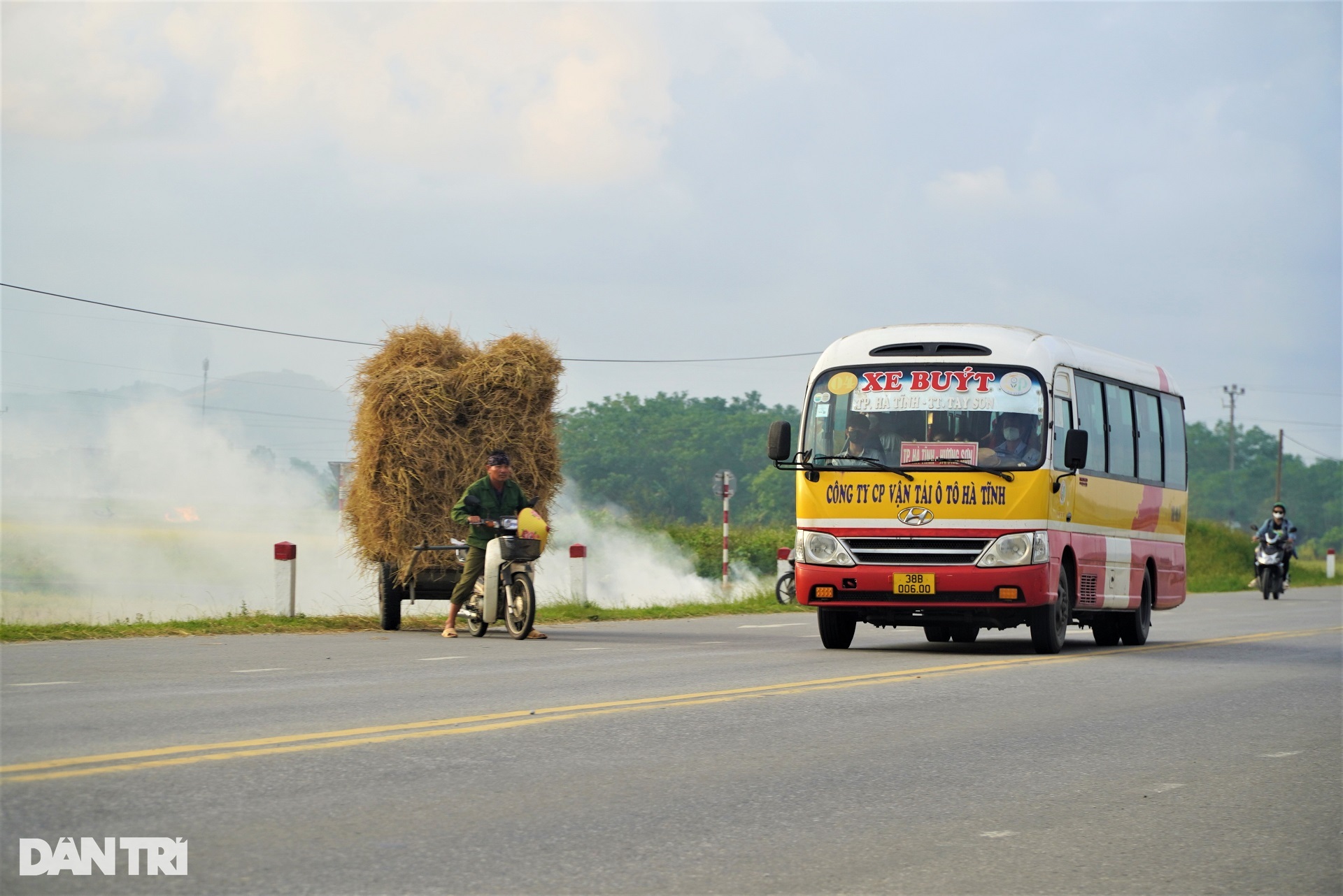 Khói rơm rạ mù mịt bủa vây quốc lộ, cây xăng - 2