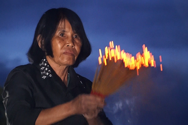 Người phụ nữ hơn 40 năm chăm sóc mộ liệt sĩ