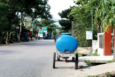 Cuộc sống đảo lộn vì thiếu nước sinh hoạt