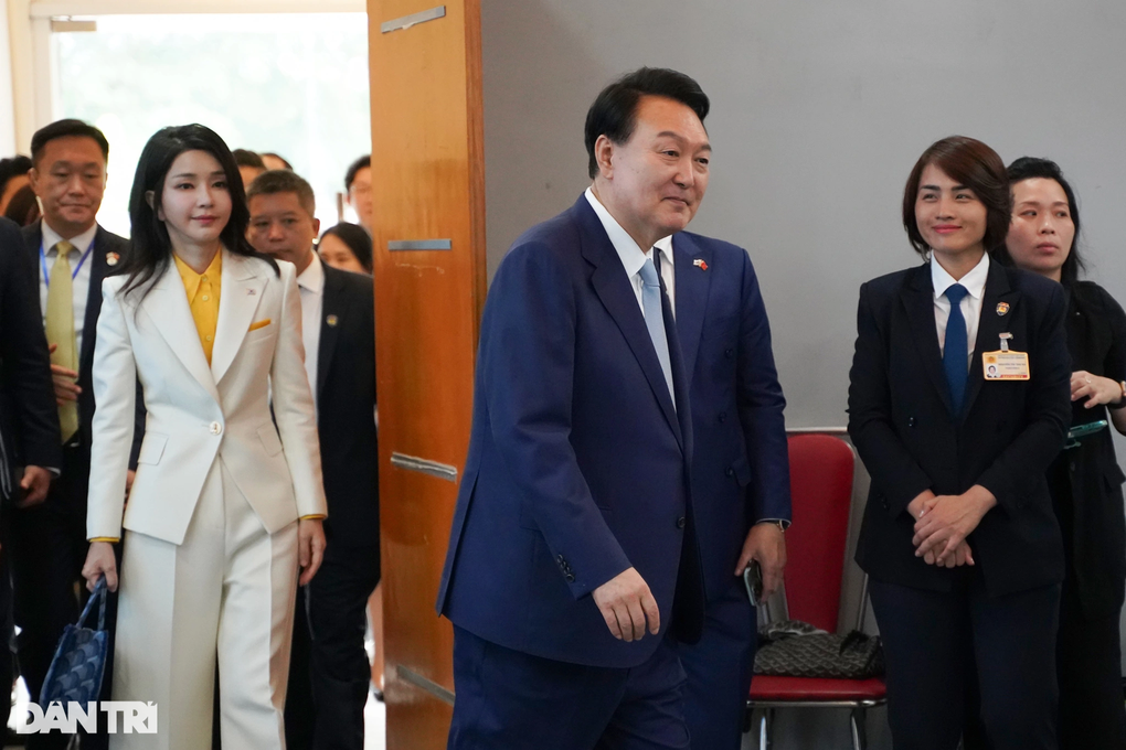 Tổng thống Hàn Quốc và Phu nhân trò chuyện cùng sinh viên Đại học QG Hà Nội - 1 Tổng thống Hàn Quốc và Phu nhân trò chuyện cùng sinh viên Đại học QG Hà Nội - 1