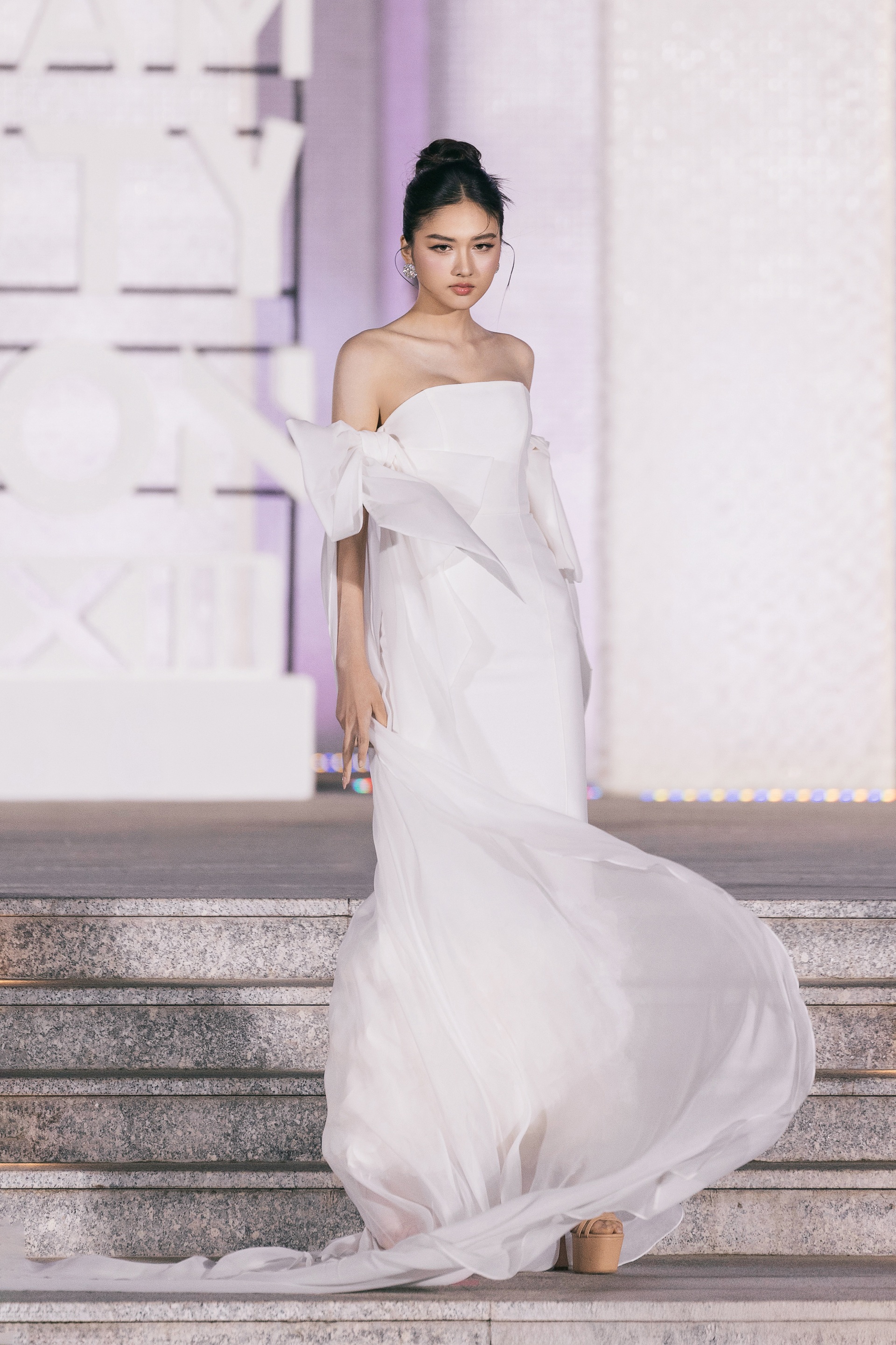 កញ្ញា ឡេ ហ័ងភឿង បង្ហាញស្មាទទេរបស់នាង ក្លាយជាឈុតឆាកនៃកម្មវិធីបង្ហាញម៉ូដ - ៦ Hoa hậu Lê Hoàng Phương khoe vai trần, làm vedette show thời trang - 6