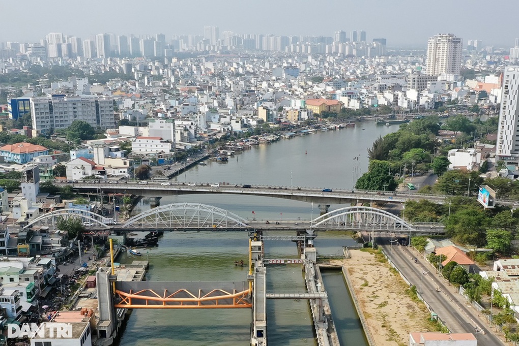 Điều chỉnh giao thông nhiều tuyến đường quận 4 và 7 nối trung tâm TPHCM - 2 Điều chỉnh giao thông nhiều tuyến đường quận 4 và 7 nối trung tâm TPHCM - 2