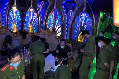 Bất chấp lệnh cấm, cơ sở karaoke vẫn hoạt động giữa mùa dịch Covid-19
