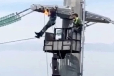 Video: Thợ điện “hít xà đơn” trên cột điện cao thế ở độ cao 40 mét