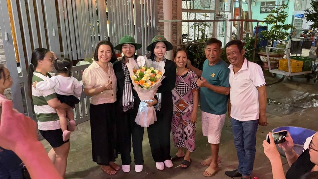 Hai Nữ du kích đi điều lệnh trong tiệc gia đình ở TPHCM gây sốt - 1 Hai Nữ du kích đi điều lệnh trong tiệc gia đình ở TPHCM gây sốt - 1