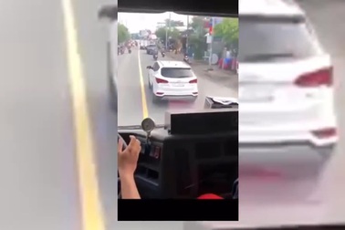 Ô tô lượn lờ chắn đường xe cứu hỏa