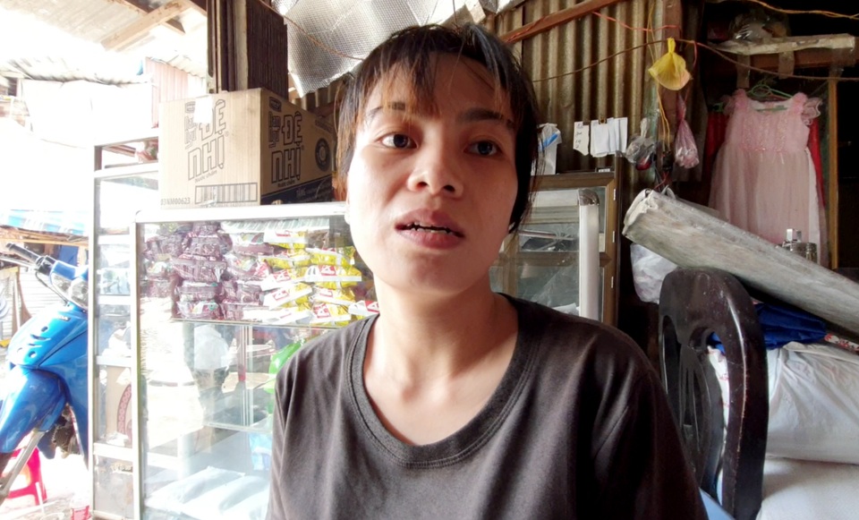 Mẹ ôm con trai chạy khỏi phòng trọ bị cây cổ thụ đè sập ở Sài Gòn - 2 Mẹ ôm con trai chạy khỏi phòng trọ bị cây cổ thụ đè sập ở Sài Gòn - 2