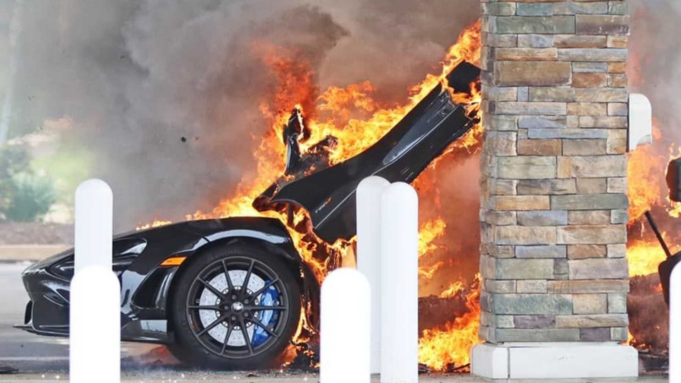 Đi đổ xăng, siêu xe McLaren 765LT cháy thành tro - 2 Đi đổ xăng, siêu xe McLaren 765LT cháy thành tro - 2