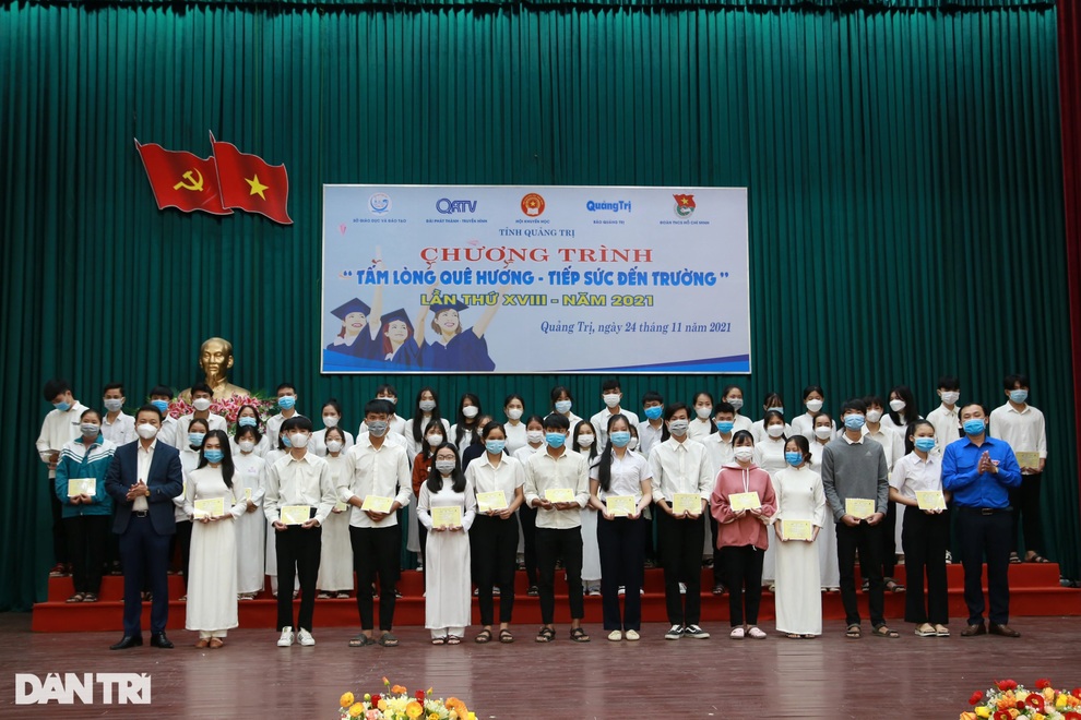 Tân sinh viên khó khăn được tiếp sức đến giảng đường - 2 Tân sinh viên khó khăn được tiếp sức đến giảng đường - 2