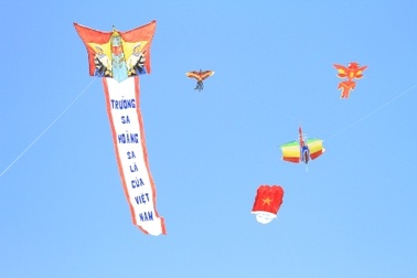 Những cánh diều mang thông điệp chủ quyền bay rợp biển Cửa Đại