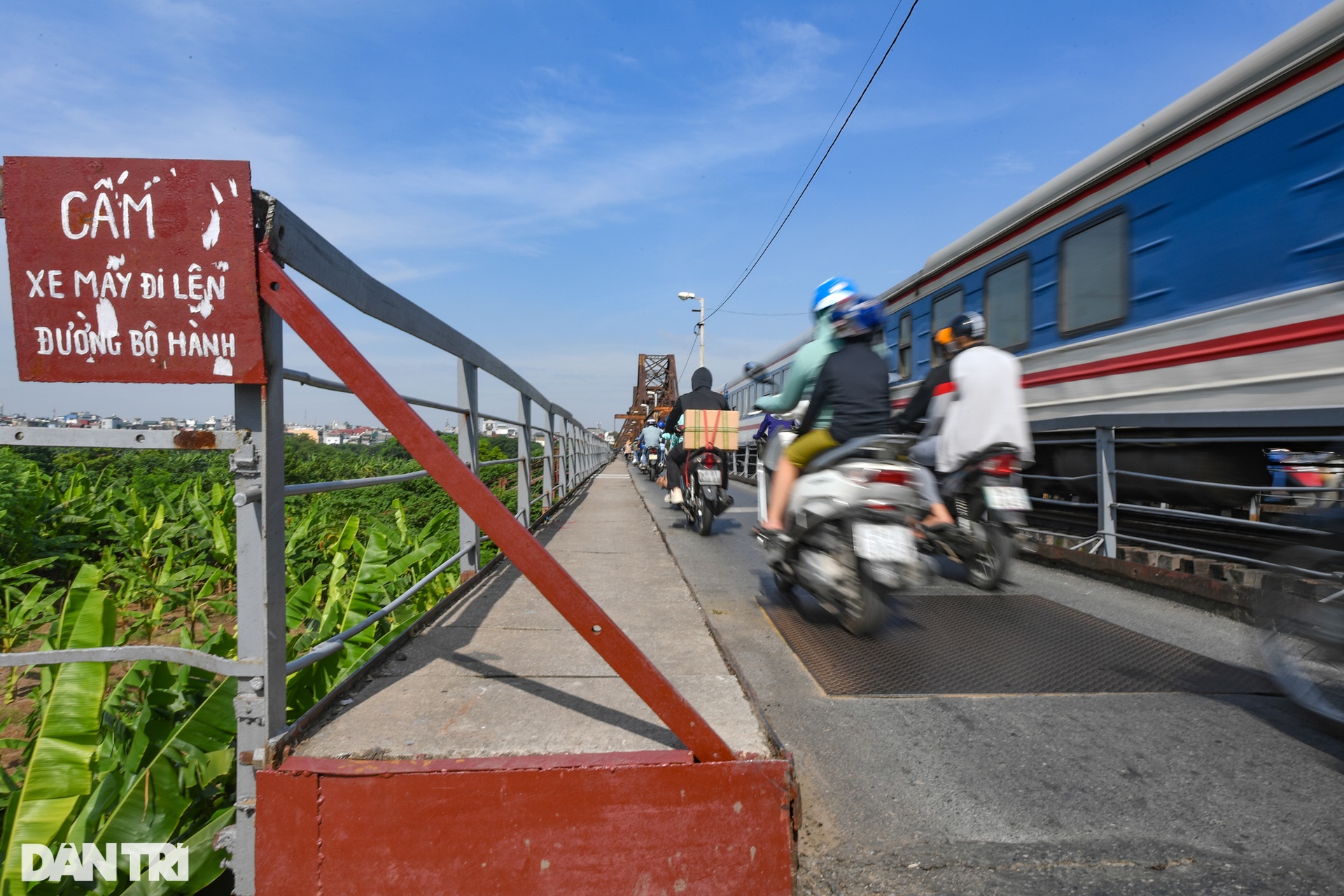 Cầu Long Biên dựng rào chắn lối lên, xe ôtô và ba gác buộc phải đầu hàng - 10 Cầu Long Biên dựng rào chắn lối lên, xe ôtô và ba gác buộc phải đầu hàng - 10