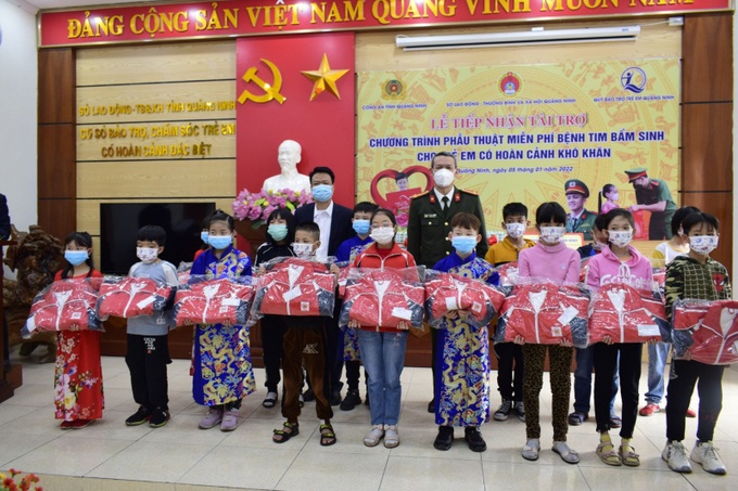 Đại diện Công an Quảng Ninh trao tặng áo ấm cho trẻ em được nuôi dưỡng tại Trung tâm Bảo trợ trẻ em có hoàn cảnh đặc biệt của tỉnh Quảng Ninh.