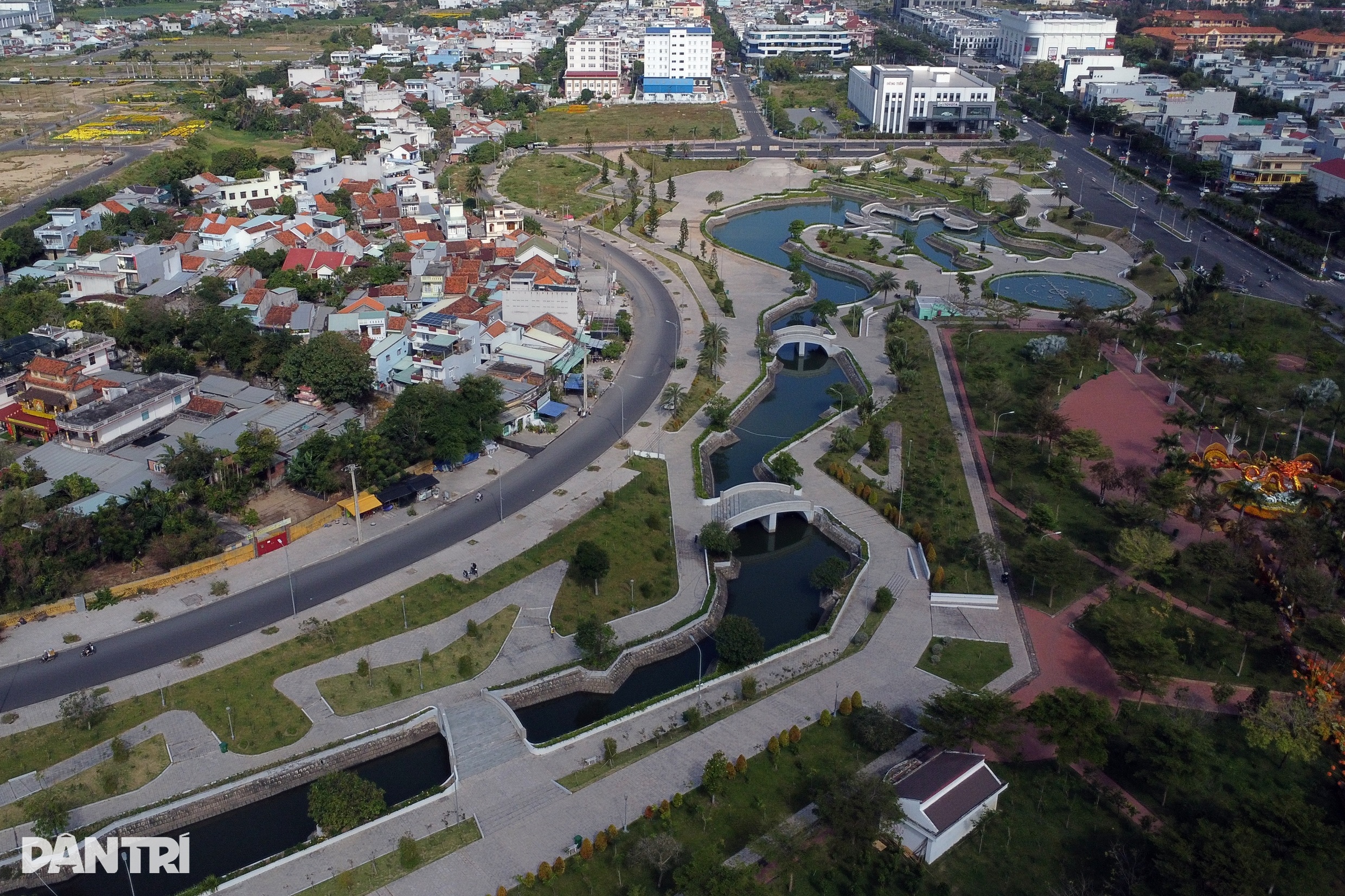 نمای نزدیک از اژدهای غولپیکر که در پارکی در فو ین مروارید پرتاب میکند - 2 Cận cảnh rồng khổng lồ nhả ngọc trong công viên ở Phú Yên - 2