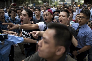 Giới chức Hồng Kông bị "tố" thuê côn đồ sau các vụ xô xát