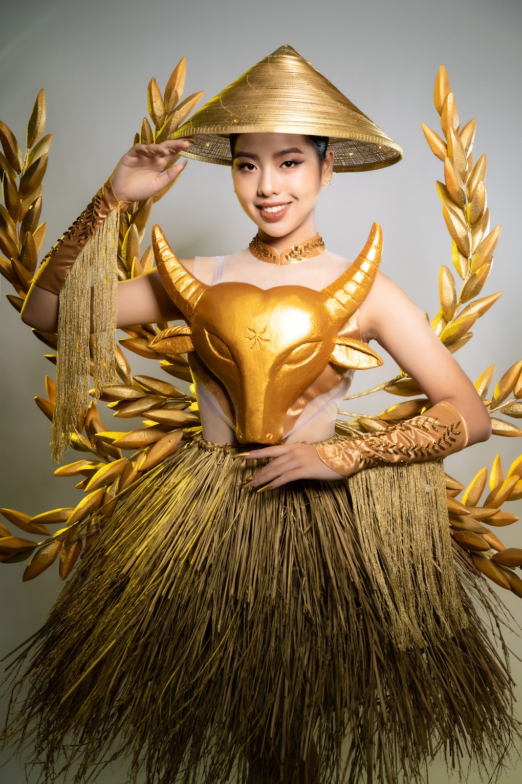 Quốc phục làm từ rơm nữ sinh 16 tuổi mang đến Ấn Độ - 1