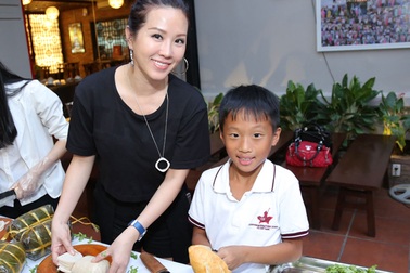 Hoa hậu Thu Hoài truyền cảm hứng làm bánh mì từ thiện