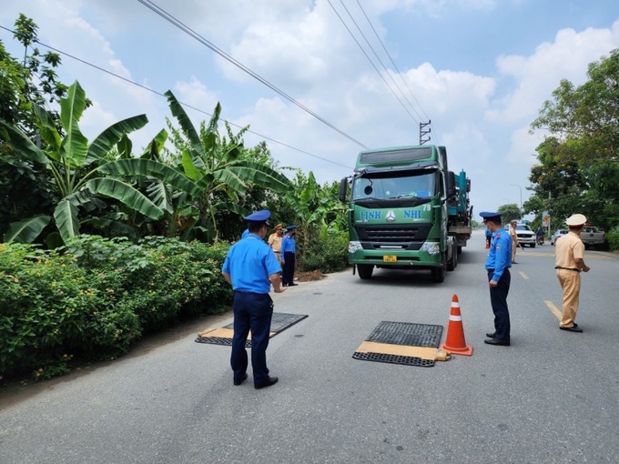 Dù lực lượng chức năng thường xuyên tuần tra, kiểm tra xử lý, tuy nhiên các xe có dấu hiệu quá tải vẫn tìm cách né tránh để hoạt động