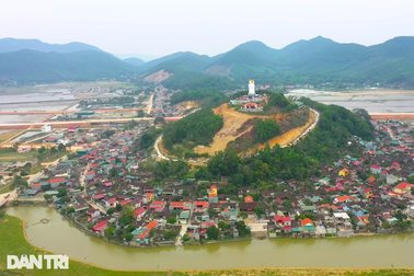 Cầu kính được đỡ bởi bàn tay khổng lồ, lần đầu xuất hiện ở Thanh Hóa