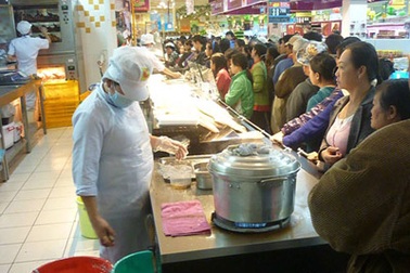 Nghỉ lễ, xếp hàng tranh nhau mua…gà quay, bánh mì