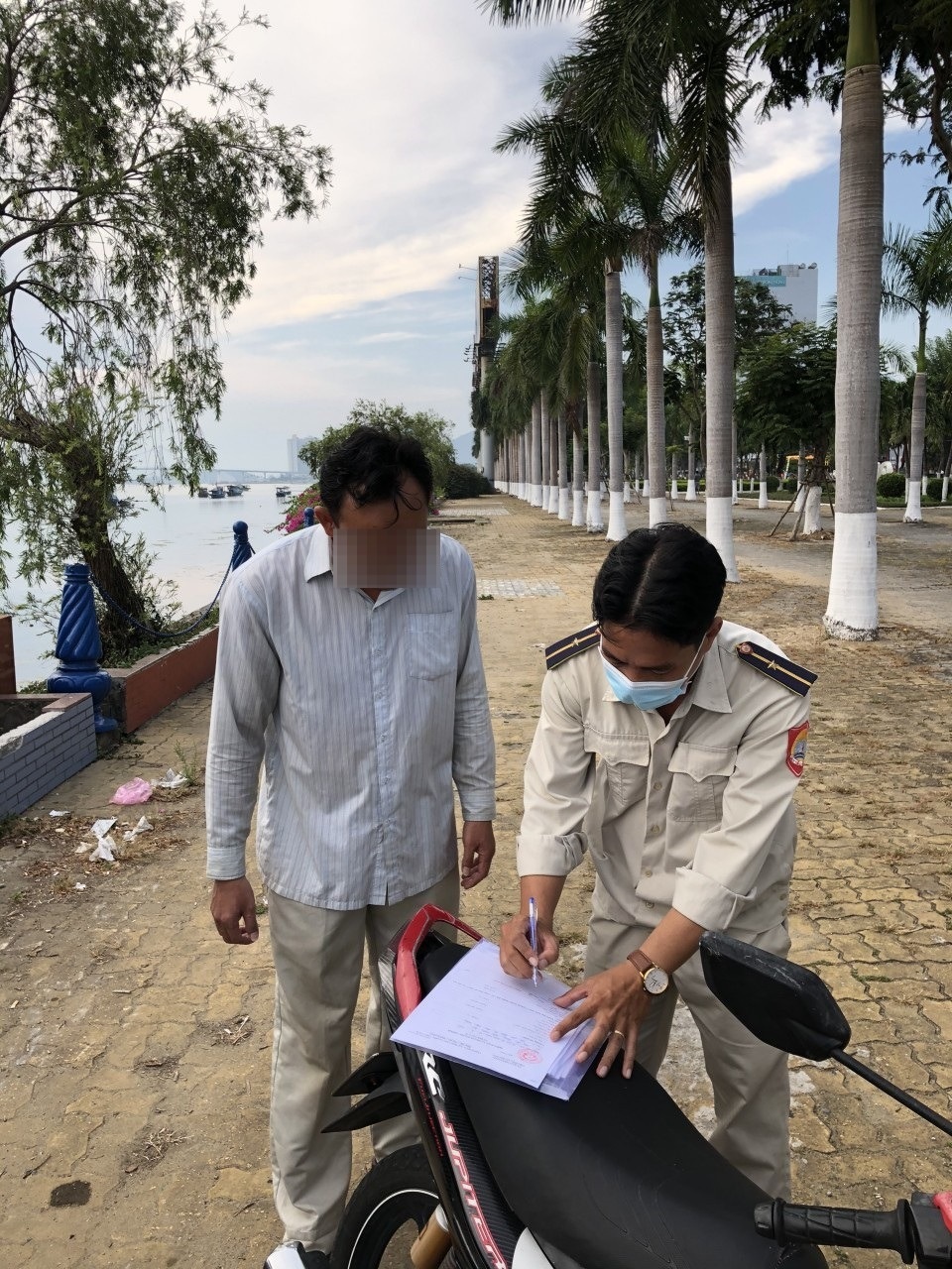 Đà Nẵng: 18 người không đeo khẩu trang bị phạt 34 triệu đồng - 2 Đà Nẵng: 18 người không đeo khẩu trang bị phạt 34 triệu đồng - 2