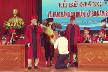 Nữ sinh ĐH Vinh được cầu hôn ngay trong buổi lễ nhận bằng tốt nghiệp