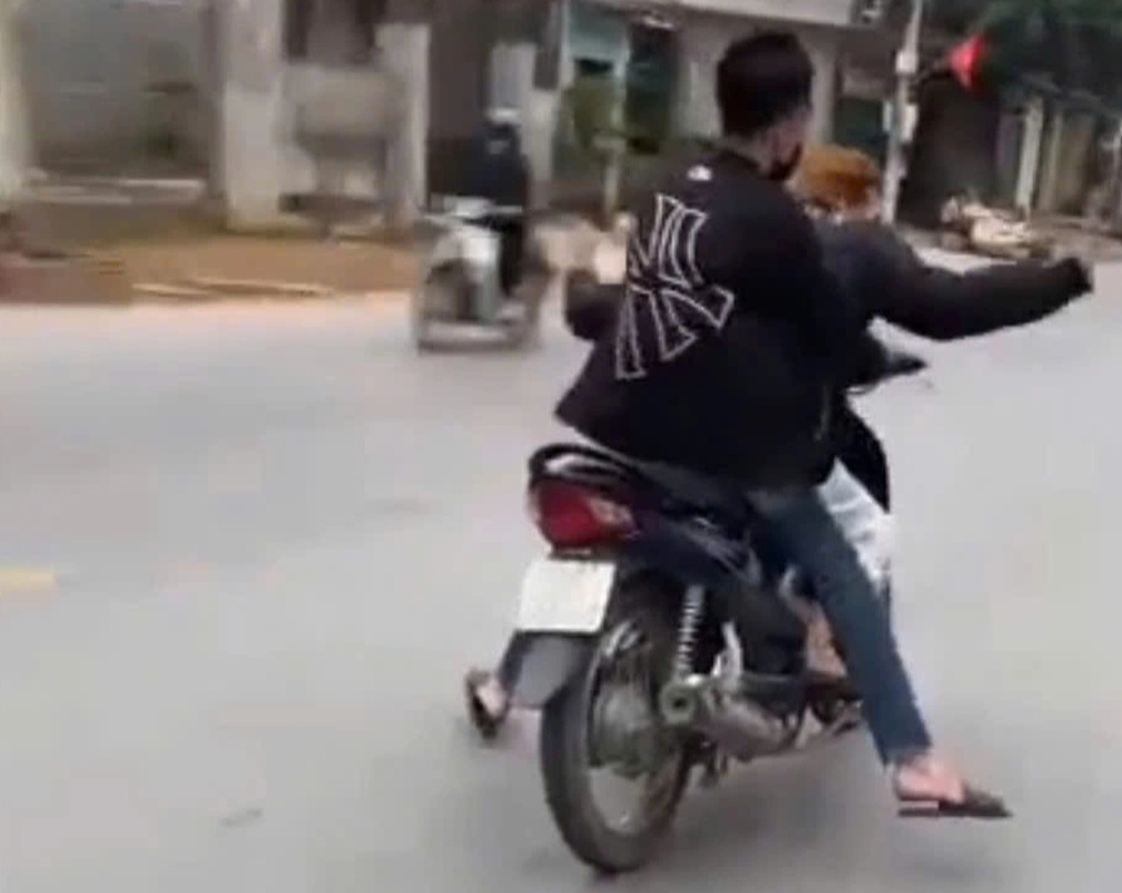 Nam thanh niên bị phạt 13 triệu đồng vì làm xiếc trên xe máy - 1 Nam thanh niên bị phạt 13 triệu đồng vì làm xiếc trên xe máy - 1