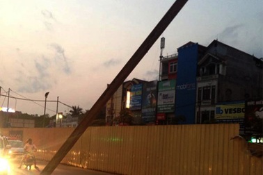 Ảnh tuần qua: Hoang mang vì sắt rơi, cẩu sập