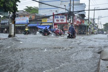 Mưa xối xả, cuốn trôi xe máy đang lưu thông trên đường phố Sài Gòn