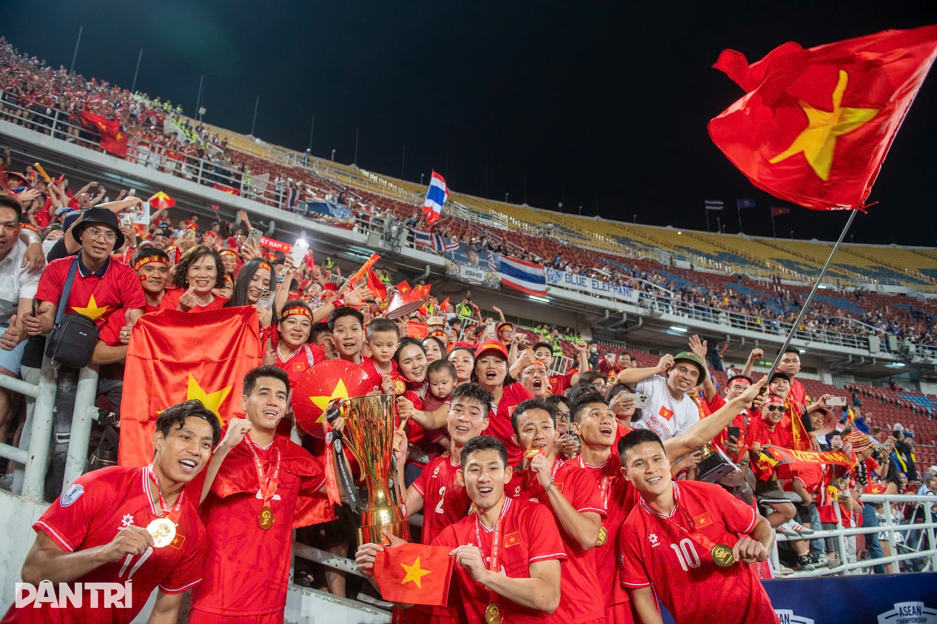 Hình ảnh tuyển Việt Nam vô địch AFF Cup 2024 đầy thuyết phục trước Thái Lan - 18 Hình ảnh tuyển Việt Nam vô địch AFF Cup 2024 đầy thuyết phục trước Thái Lan - 18