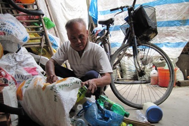 Cụ già lượm ve chai ủng hộ đồng bào miền Trung 10 triệu đồng