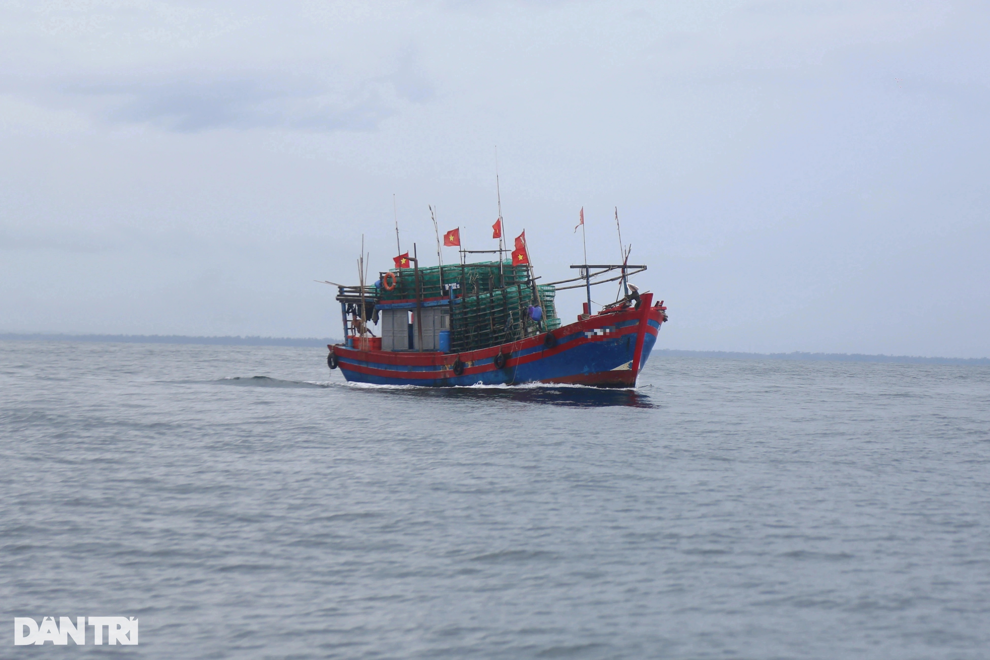 Tàu đánh cá chở 7 ngư dân chìm trên biển được ứng cứu kịp thời - 1